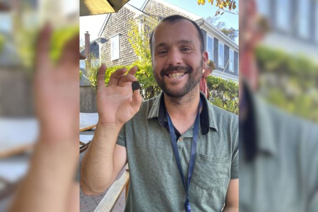 Travis Nichols, aficionado al detector de metales, halló una moneda de plata española del siglo XVIII enterrada en la costa de Nantucket