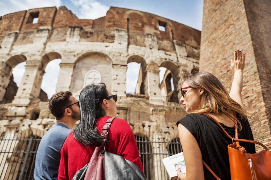 El Coliseo, uno de los monumentos más emblemáticos del mundo, enfrenta a diario el reto de equilibrar su atractivo turístico con la necesidad de proteger su integridad histórica frente a actos irresponsables