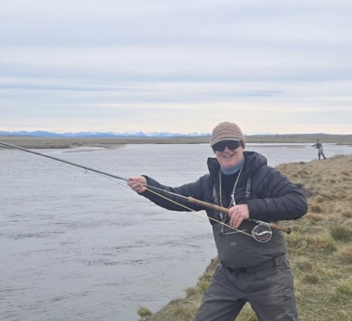 El DJ inglés disfruta de la pesca, su hobby, en Argentina.