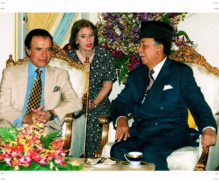 Carlos Menem junto al rey de Malasia, Tuanku Jaafar. Foto: Reuters.
