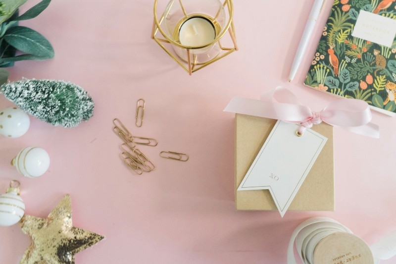 Una tendencia que resuena actualmente para esta Navidad es la coquette. UNSPLASH / U. YANESI 