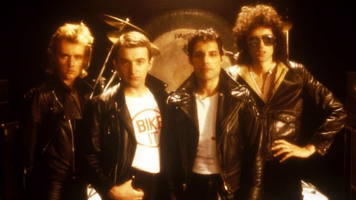 Queen en 1980,con su look de camperas de cuero bien rockeras.