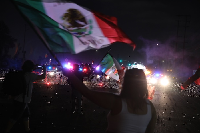 La Bandera de México inunda las redes, los sitios web y la televisión, junto con imágenes de las protestas en el sur de California.