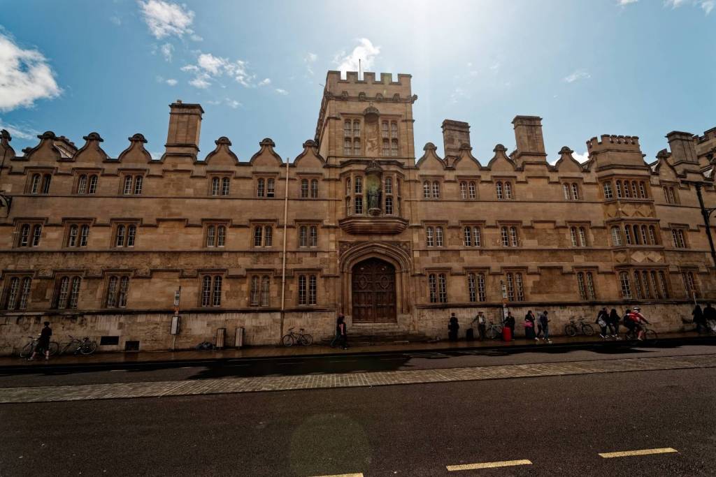 En Oxford ya se impartían clases a finales del siglo XI, mientras que Tenochtitlan no vería la luz hasta el año 1325