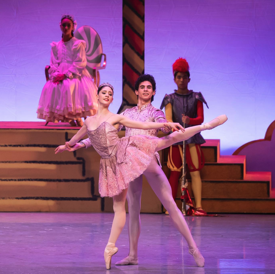 Valeria Mariaud y Alejandro Hidalgo bailando el pas de deux de El Cascanueces. 
