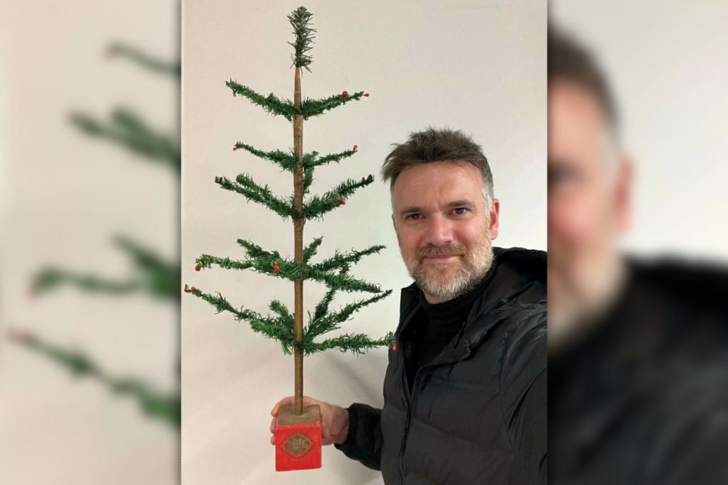 El árbol de Navidad más humilde del mundo se vende por miles de euros en una subasta inesperada