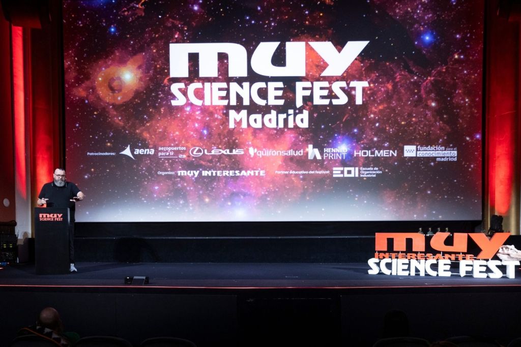 El filósofo David Vico reflexiona sobre ciencia, ética y confianza ante un auditorio lleno en los Cines Callao