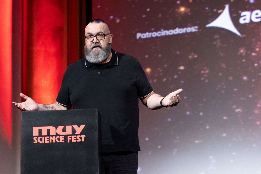 David Vico en el escenario del Muy Science Fest Madrid, abordando la relación entre conocimiento, comunidad y responsabilidad