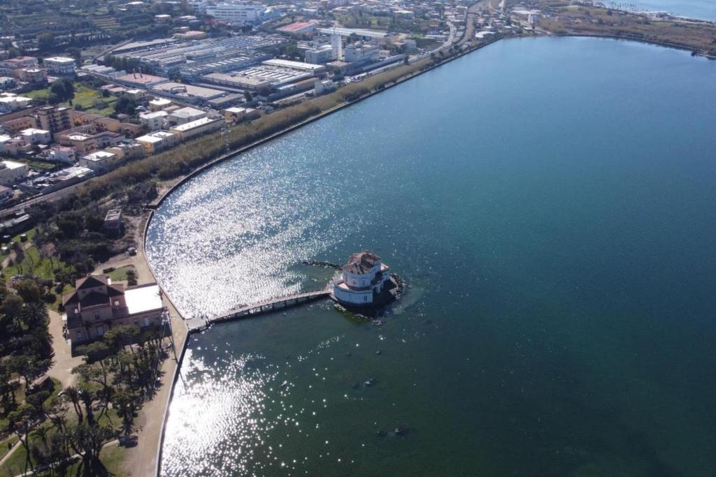 La villa se encuentra en las proximidades de la Casina Vanvitelliana, a orillas del Lago Fusaro