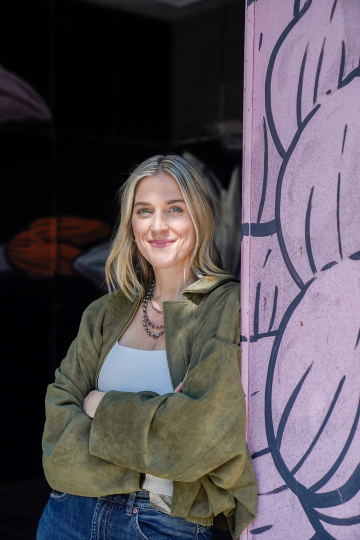 Estudió actuación y composición coreográfica en el entonces conocido como IUNA.