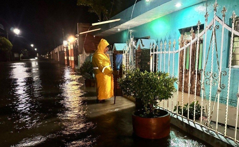  Personal de la Unidad Estatal de Protección Civil y Bomberos de Jalisco (UEPCBJ) trabaja con autoridades municipales para evacuar a habitantes en zona de riesgo. ESPECIAL / Protección Civil de Jalisco