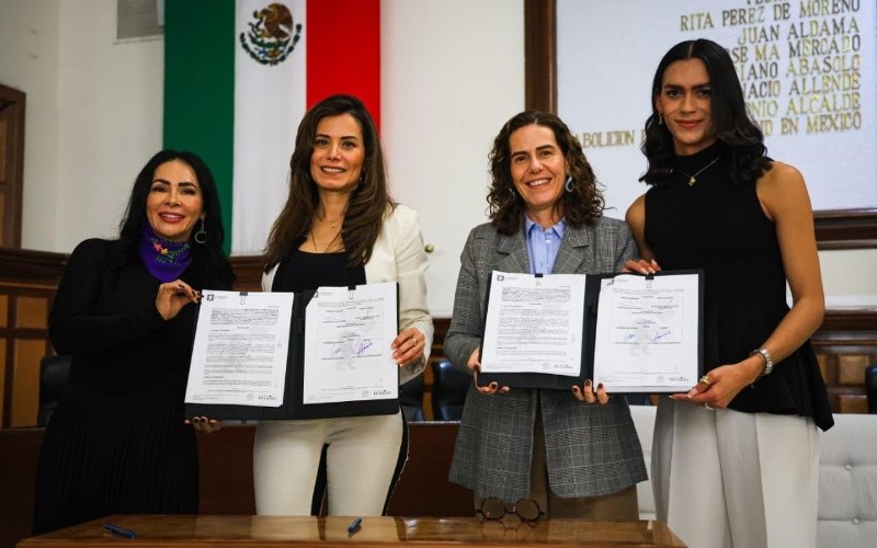 Luz María Alatorre, Verónica Delgadillo, Paola Lazo y Alba Rojas durante la firma del convenio. EL INFORMADOR / J. Acosta 