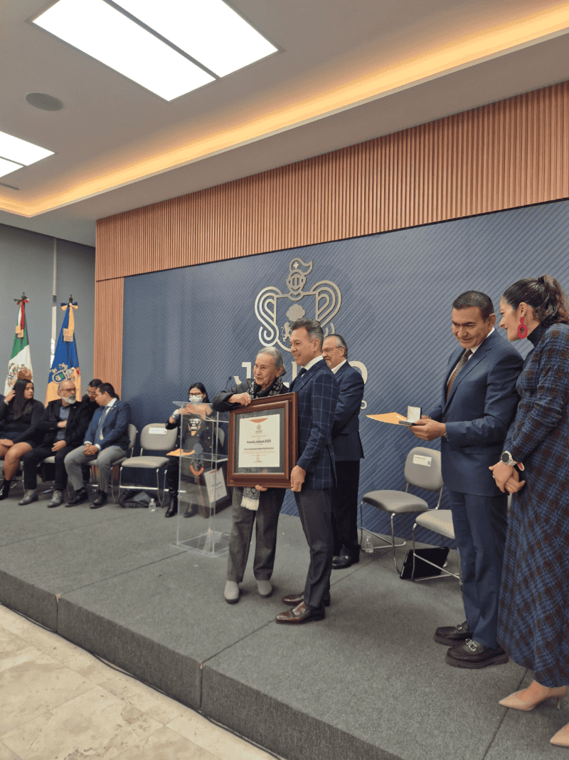 En total fueron ocho personas de diversos sectores las que recibieron galardones, medallas y cheques. EL INFORMADOR / J. Velazco En total fueron ocho personas de diversos sectores las que recibieron galardones, medallas y cheques. EL INFORMADOR / J. Velazco