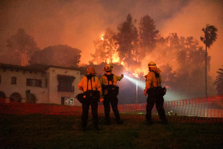 Los bomberos intentan contener el fuego en Hollywood. Foto: Reuters