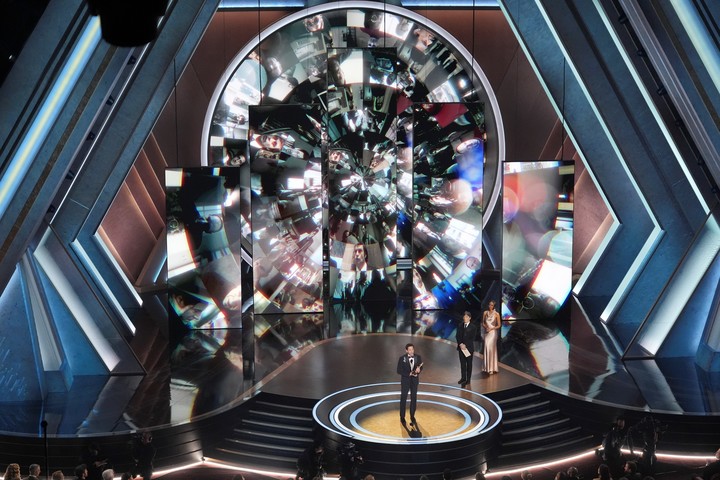 Así estaba el escenario del Dolby Theatre cuando Adrien Brody agradecía su segundo Oscar como actor protagónico. Foto AP