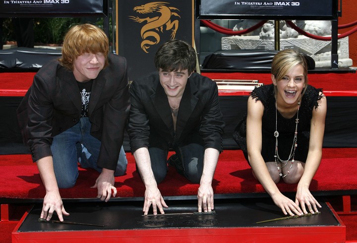 Rupert Grint, Daniel Radcliffe y Emma Watson dejan las impresiones de sus varitas mágicas en 2007. Foto Reuters