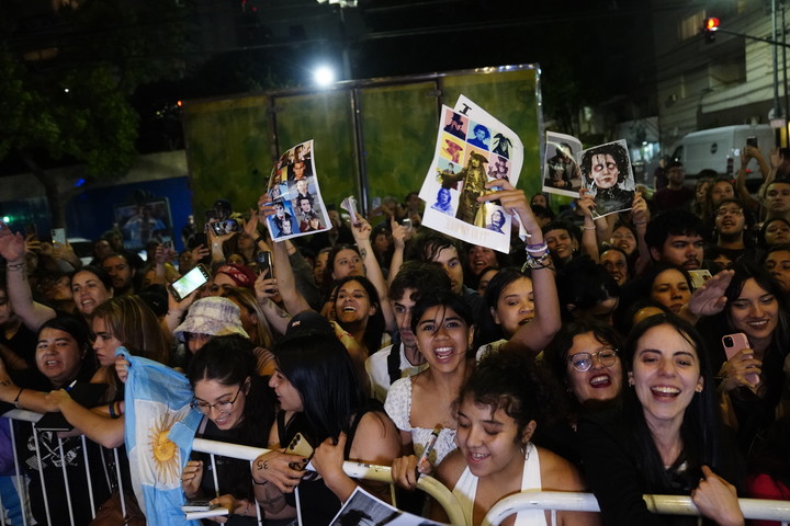 Los fans de Johnny Depp esperándolo afuera del cine. Foto: Marcelo Carroll.