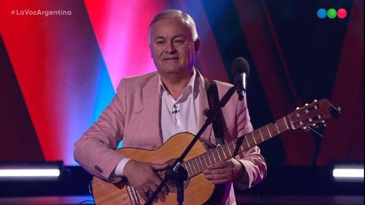 Con 57 años, Oscar Burgos cantó tranquilo frente a La Sole, Lali, Luck Ra y Miranda! Hubo elogios y lágrimas.