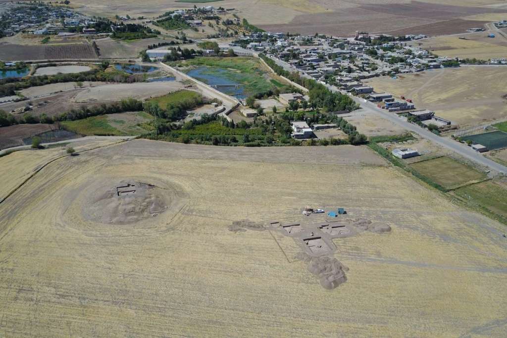 El yacimiento arqueológico de Gird-î Kazhaw se encuentra en el Kurdistán iraquí, al norte del país, muy cerca de la actual localidad de Bestansur