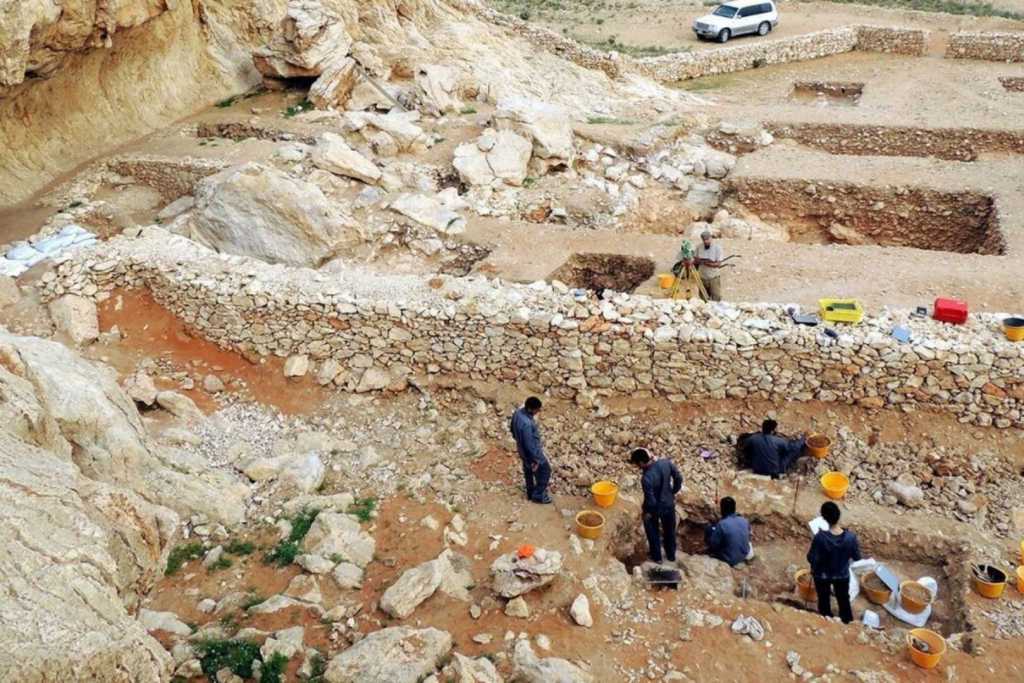 Arqueólogos llevan a cabo excavaciones en Jebel Faya, un importante sitio arqueológico en los Emiratos Árabes Unidos