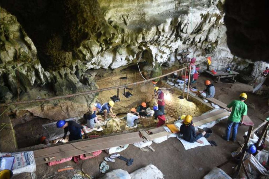El yacimiento arqueológico de la cueva de Leang Bulu Bettue, situado en la región kárstica de Maros-Pangkep, en el sur de Sulawesi (Indonesia)
