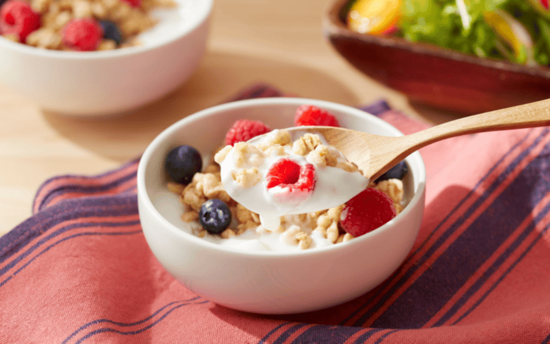 El yogur es un alimento de alto consumoque durante los últimos años ha sido objeto de estudio por sus posibles beneficios. CANVA El yogur es un alimento de alto consumoque durante los últimos años ha sido objeto de estudio por sus posibles beneficios. CANVA