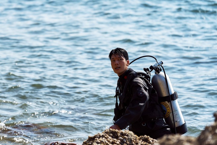 El joven policía Hwang Joon-ho (interpretado por el actor Wi Ha-joon) busca encontrar la isla de los juegos.