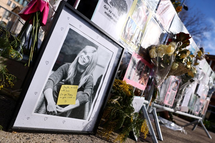 Una foto de Bardot, carteles y flores, en su despedida. Foto: Reuters