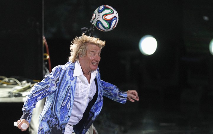 Rod Stewart en un momento típico de sus recitales, donde patea pelotas de fútbol al público y hace jueguitos. Foto: Reuters