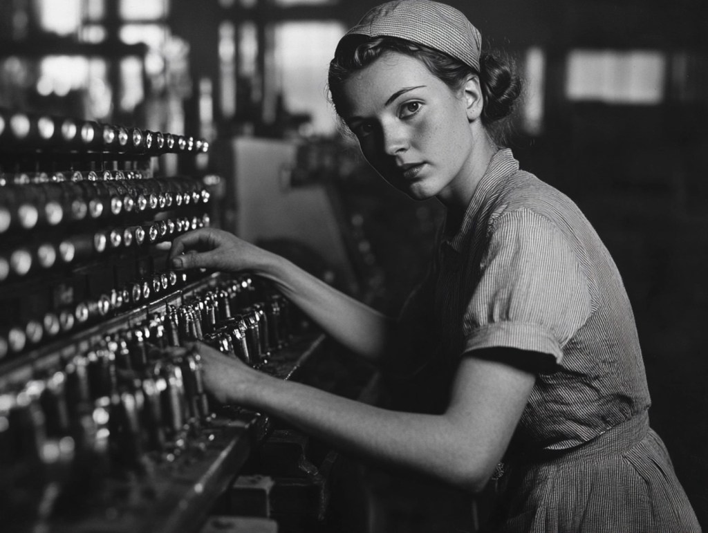 Mujer trabajando en una fábrica