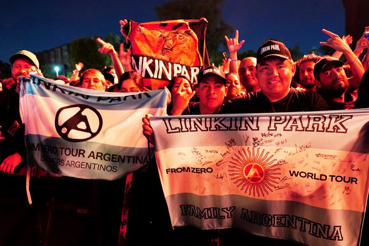Los fans de Linkin Park, con banderas y carteles en Parque de la Ciudad. Foto: Martin Bonetto