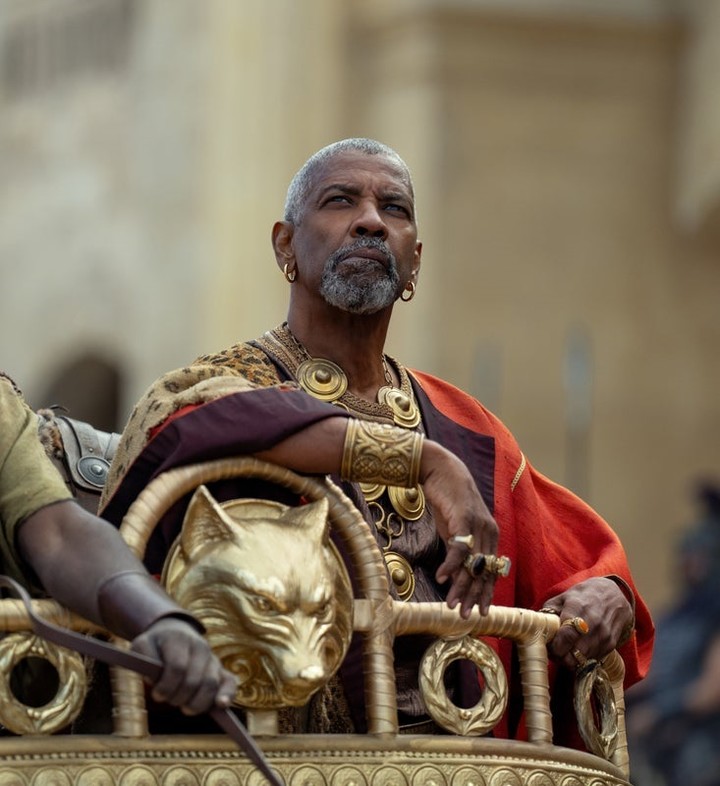 Denzel Washington es Macrino, un comerciante de armas y formador de gladiadores.